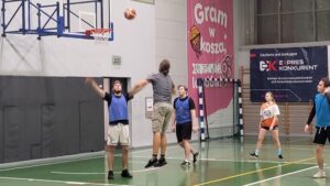 Sportowcy grający w koszykówkę