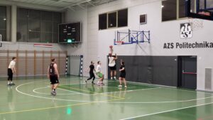 Sportowcy grający w koszykówkę