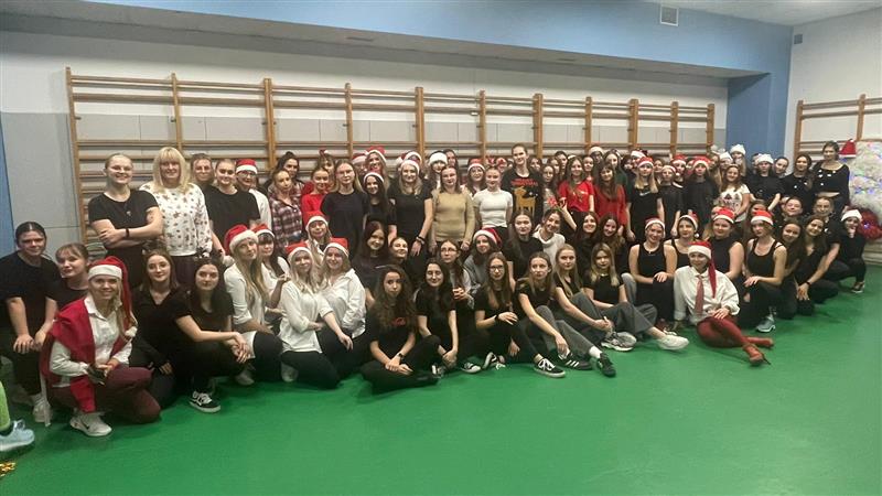 Zdjęcie grupowe studentów na hali gimnastycznej